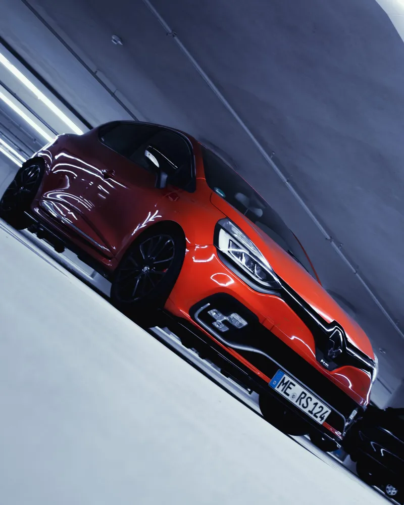 Fotografie eines roten Renault Clio RS.