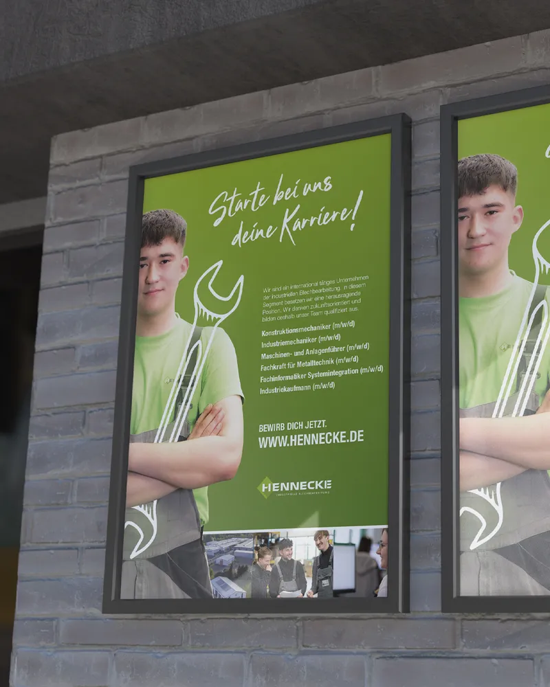 Stellenanzeige mit junger Person, grünem Hintergrund und Text zu Karrierechancen bei Hennecke Industrielle Blechbearbeitung.